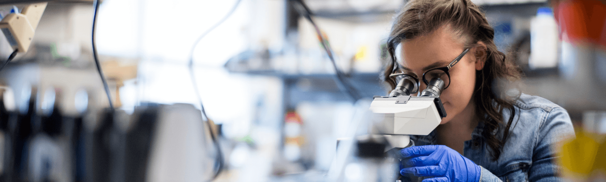 Photo of a GVSU student in the Kindschi Hall 科学的 laboratory.